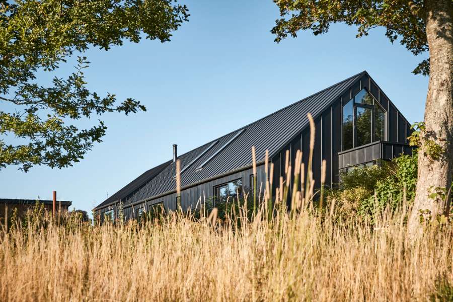 „Königliche“ Tür, gefunden in Christiania, montiert an einer Stahlfassade, Volstrupvej 63, 9240 Nibe